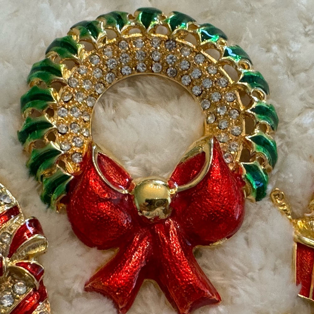 2 CHRISTMAS PINS and CHRISTMAS earrings as shown. Bright and brilliant - Picture 3 of 4